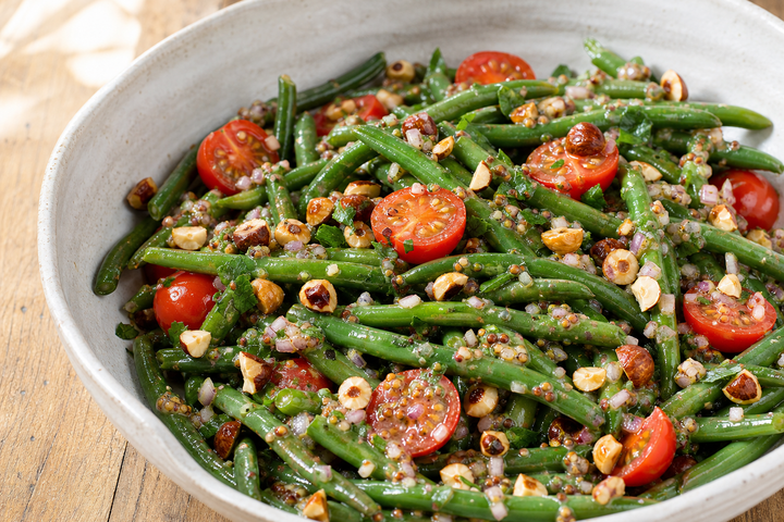 Salade tiède de haricots verts, tomates cerises et noisettes torréfiées — recette Gustant