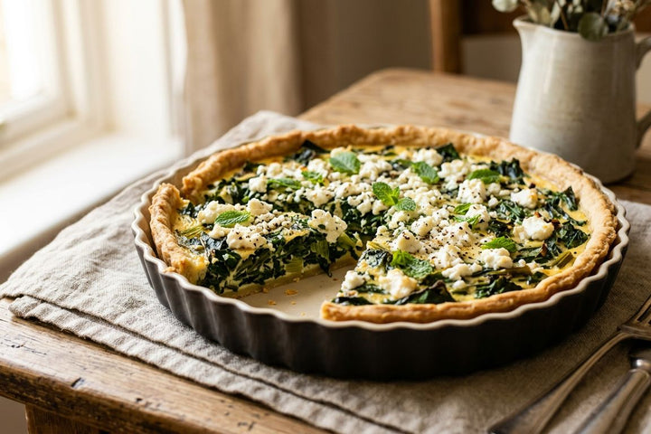 Tarte aux blettes et chèvre frais, une part découpée montrant la garniture verte