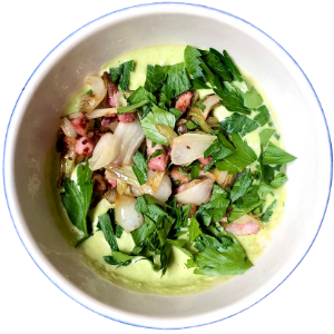Photo de la recette velouté de petits pois réalisée par Gustant. On peut voir le velouté accompagné d'oignons et de lard ainsi que du persil plat.